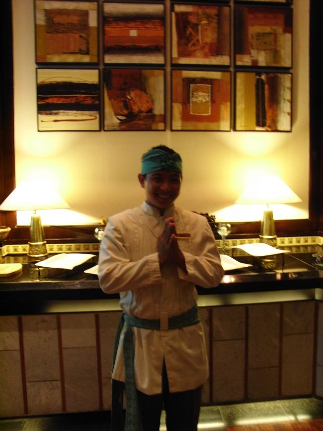 ■インターコンチネンタルバリリゾート■<br /><br />今回お世話してくれた、バトラーさん♪<br /><br />深夜１時過ぎだというのに、イヤな顔せず、<br />『写真撮りましょうか？』と進んで言ってくれた…<br /><br />ありがとう！<br /><br />バトラーさんの後ろには、<br />フルーツ／スナック／おつまみ…なんかが、<br />ビュッフェスタイルで並べられる。<br /><br />もちろん！コレもタダッ！！<br /><br />