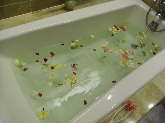 ■インターコンチネンタルバリリゾート■<br /><br />初日は、フラワーバスのサービスが♪<br /><br />実際おフロに浮かべると、<br />お花の数が少ないような…。<br /><br />┐(￣ヘ￣）┌<br />