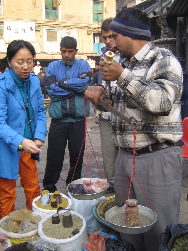 ２日目。朝からバザールへ。岩塩を買いまくりー。昨日のより、２０ルピーも安ーい！