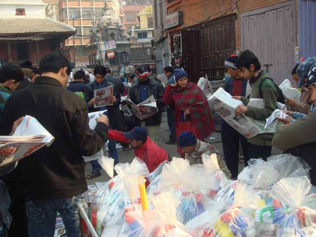 インドラチョーク広場です。新聞売りに群がって、手に手に新聞を読んでいる・・・・・買わんのか？！
