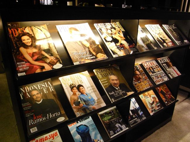 ■インターコンチネンタル　空港ラウンジ■<br /><br />雑誌もドッサリ！<br /><br />このままホテルまで送ってくれるのか…と思っていたら<br />そこはツアーの送迎にチェンジとの事…<br /><br />やっぱりね…。<br />（ツアーじゃなければ、送ってもらえる）