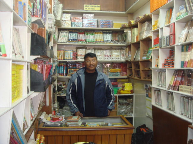 １６年来のおバカな友人、サガル君。お香屋です。