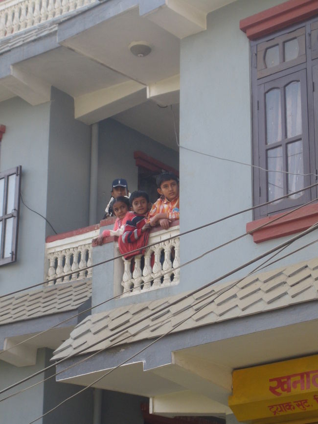 お姉さんの家でランチ。もちろんカリー、を食べて、キャンプに出発するのだ。お見送りの子供たち。つまり、うちの令息令嬢のいとこたち。