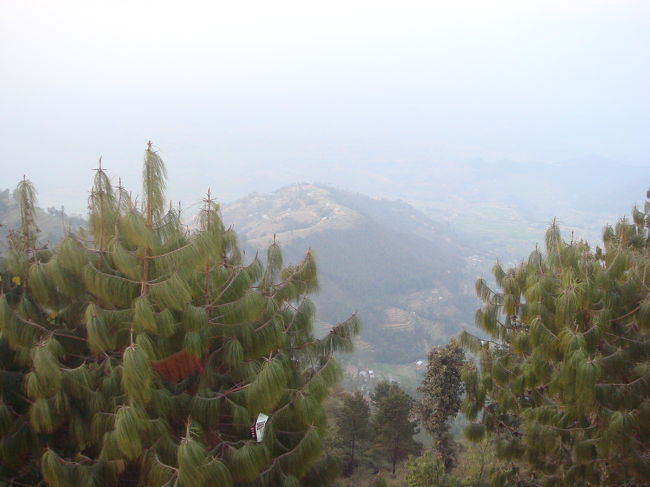 カトマンドゥ郊外のラクリバンジャン。もう着いたか、と思ったあたりから、道なき道を約４５分ほど、頭がじいんとするほど打ち続けたら、着く。で、みんなは余計に到着の喜びに沸く。が、もちろん同行のカメラマンは、車が止まる前に飛び降り、「夕焼け撮らねば!」と、ダッシュ！