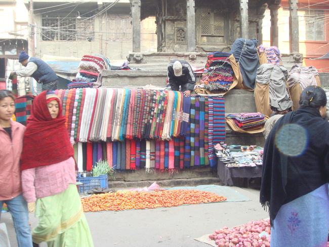 軒下のショール屋さん。<br />カトマンドゥは中世の街。
