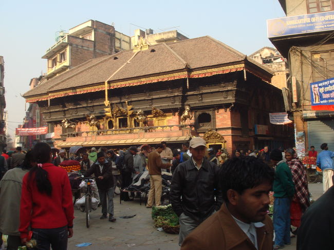 寺院と商店と民家と祠と昔風の人と今風の人と・・・・が混在する。