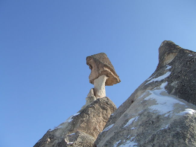 いつか落ちちゃう岩。