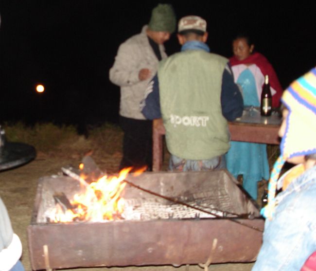 夜はバーベキュー。さすが野営かがり火のリーダーたち、歌もたくさん出ます。遠い世界に〜旅にでようか〜懐かしいなあ!と、うれしく歌った。最後のフレーズでぎくり。もはや若者でないぞ！（「遠い世界に」の最後は、〜だけどーぼくたちー、わかーものがーいるー〜。なのでした。歌っていたリアルタイムには確かにすごく若者だった・・・）