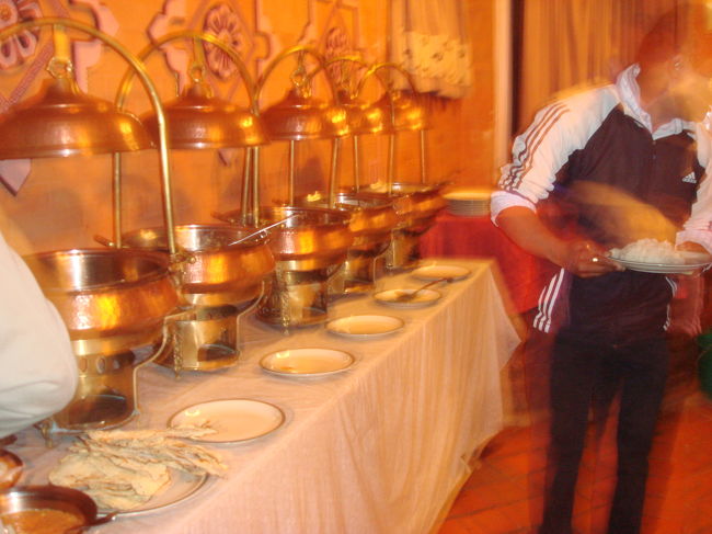 チキンチキンチキンチキン、ひたすらチキンだけを焼き続け、食べ続けるバーベキューで、腹ぱんぱんになった夜更け、「ディナーにしましょう」と、言われた。レストランでディナー。うっそー、と言いつつ、しっかりデザートまで食べちゃった。