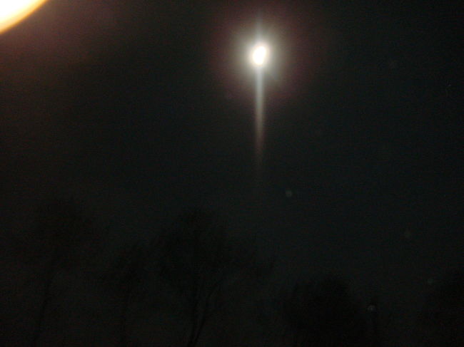 夜中の３時半。テントの外は、まあるい虹をいただいた月。神妙。