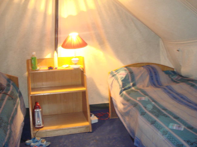 ツインベッドルームです。控えの間（?：バゲッジルーム）もあるのよ。ベッドカヴァーはごひいきのブティックのものよ〜。ほら、麦のカーテンといっしょ。