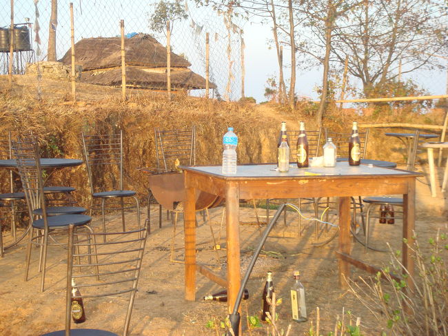 宴の後。ビール瓶が８本と、そのほか酒びん・・・。