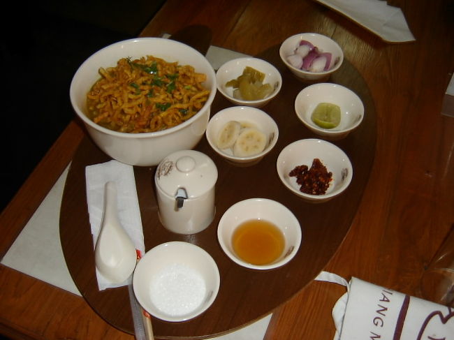 前年チェンマイに行った時、ポンピンタワーホテル近所のレストランで食べたカオソーイ満足でした。