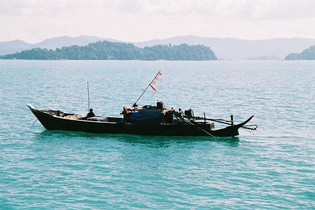 途中はアンダマン海ののどかな光景が広がる。ただし、海賊もでるみたい。乗船した船には３名の警備員がいた。