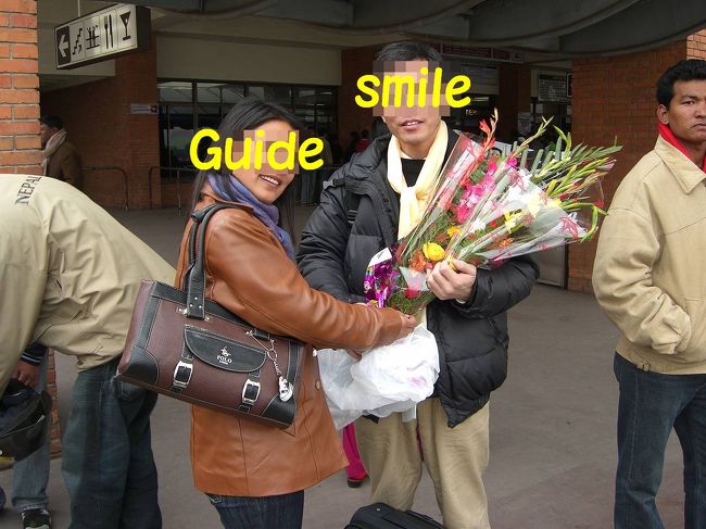 あっという間の3日間。すっかり仲良くなりました。<br />空港での別れ際、お花をいただき、感動。<br />ぜひまた訪れたい！！！！！！！！！！！<br />次はエベレストを見るぞ〜と心に誓って、日本へと向かいました。