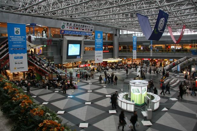 千歳空港のセンタープラザの様子です。<br /><br />祝日とあってか結構な賑わいでした。