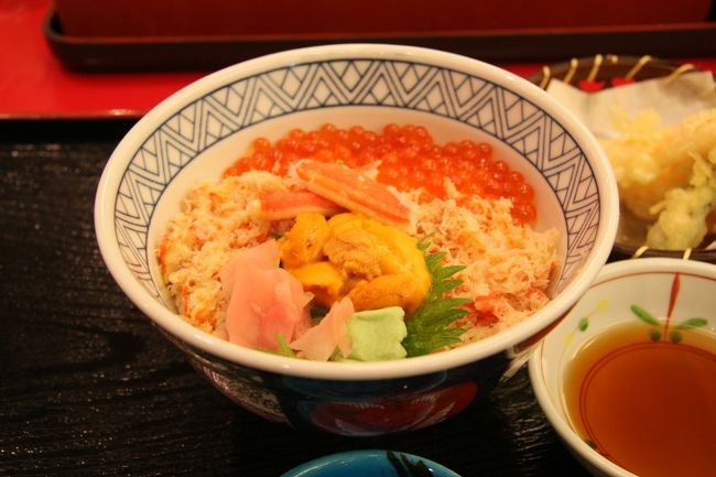 ユックの３色どんぶり<br /><br />戦利品ゲットしてユックに戻ってみると注文してた三色丼が来てました。味は・・ぅぅ〜ん、まぁまぁかな・・てところです。１５００円くらいだったと思います。