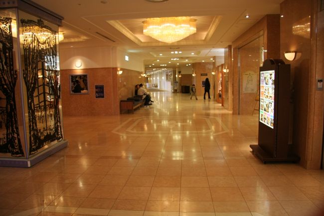 シャトレーゼのロビー<br /><br />床は大理石、照明はシャンデリアとかな〜りバブリーな造りとなってました。