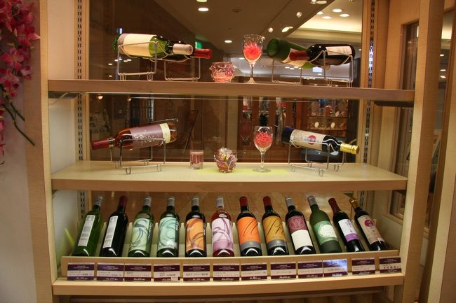 シャトレーゼのワイン<br /><br />シャトレーゼは山梨に「シャトレーゼベルフォーレワイナリー」というワイン工場も経営しているらしく、ホテルの売店には赤・白豊富な種類のワインがおいてありました。