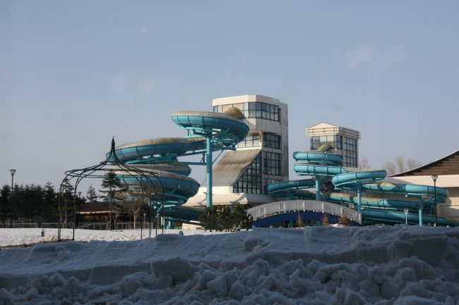 プールエリア<br /><br />吹き抜けから見たプールエリアの巨大ウォータースライダーです。冬季でもできるように、階段部分が屋内の建物になってます。でも料金が大人５００円、子供３００円という別料金制なので乗らずじまいでした。