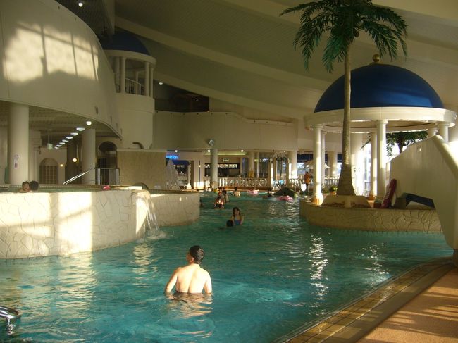 フェアリーフォンテーヌ<br /><br />この写真を撮った直後に監視員さんに撮影禁止でーすと怒られてしまいましたので、プール内の写真はこれだけ！この写真に写っているエリアの倍くらいの広さがありまして、子供は大喜びではしゃいでました。冬季は屋外が閉鎖されていましたが、屋内だけでも十分な広さです。