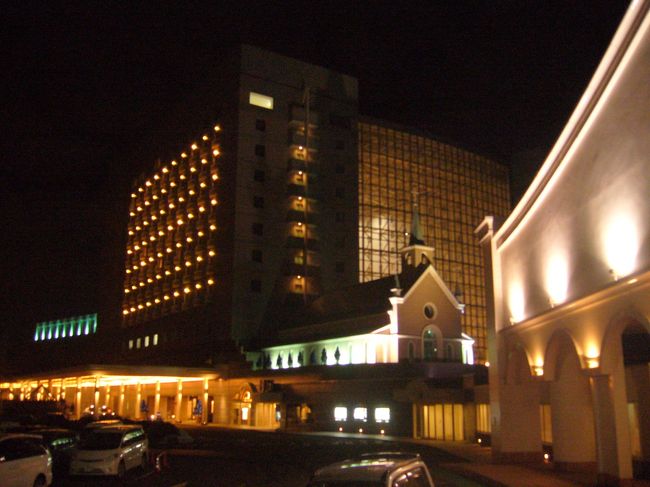 ホテル棟の夜景<br /><br />ホテル棟は夜になると巨大吹き抜け部分がライトアップされて綺麗でした！！