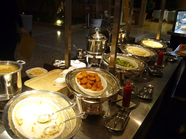 夕食はバイキング<br /><br />大人一人３０００円ほどだったかと思います。内容と価格のバランスがよく十分満足だったのですが、１泊朝食付きで３５００円のプランで宿泊していることを考えると、むむ？と考えてしまいました＾＾；