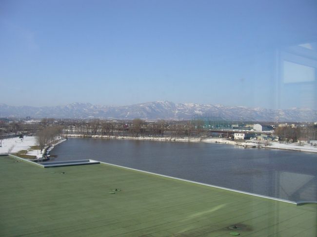 エレベーターホールから札幌方面<br /><br />抜群の快晴で空が真っ青！！気持ちいい朝です。