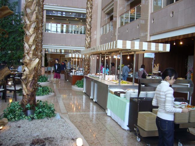 朝食バイキング<br /><br />朝食は３５００円宿泊に含まれているバイキング。あまり期待せずに行ったのですが・・・・