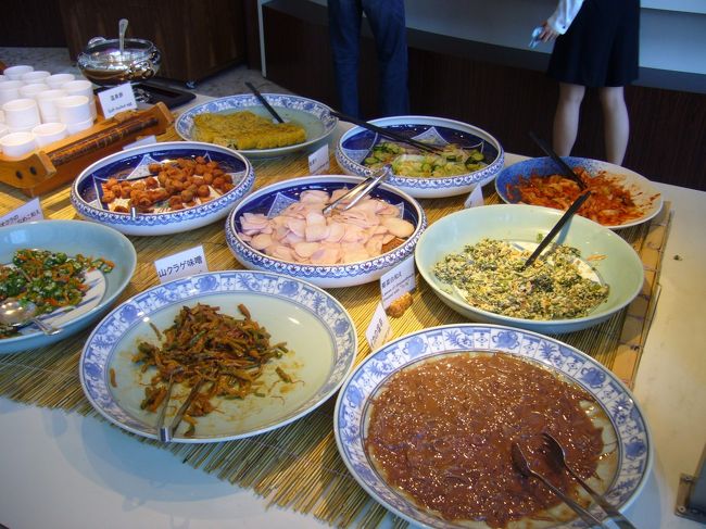 朝食バイキング<br /><br />和食の付け合せもばっちり取り揃えているではないですか。