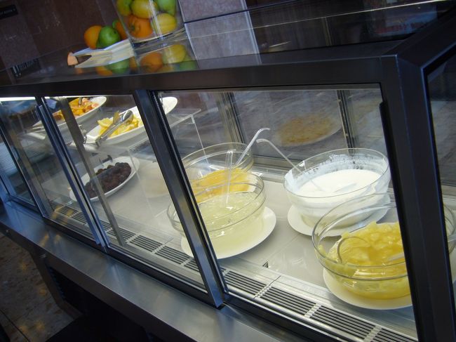 朝食バイキング<br /><br />デザートも豊富で十分満足ですよこれ。