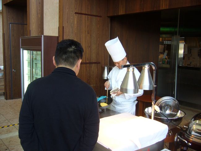 朝食バイキング<br /><br />オムレツのサービスまでありました。その辺の高級ホテルの朝食バイキングより数段上といわざるを得ないです！！何度も言いますが、これが一泊朝食付き３５００円！？ (@_@) 良いんですかホントに。って感じです。