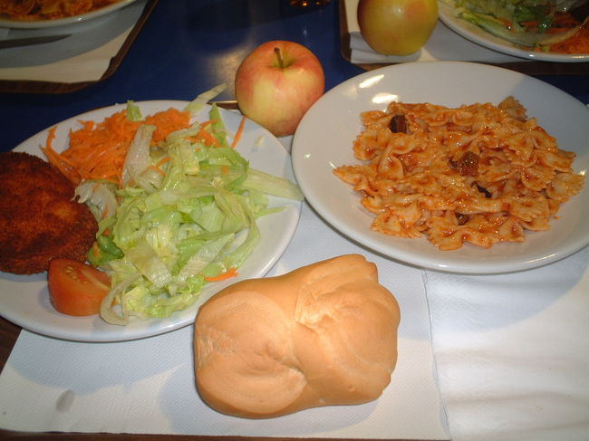 到着した日のＹＨでの夕食。<br />ヴェネツィアは観光地だけに、ＹＨでの食事も高かった。<br />でも、めちゃたっぷりあったで！<br /><br />パスタ（さすがイタリア！！）に、パンに、リンゴに<br />野菜各種に、コロッケ！！<br /><br />おいしかったよ。