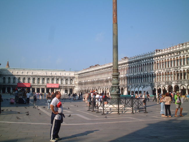 そして、ここが、有名なサンマルコ広場。<br />鳩にえさをやっている人がたくさんいる場所です。<br /><br />とにかく日本人が多かった（笑）<br />教会の中に入るのに1時間くらいかかったよ。