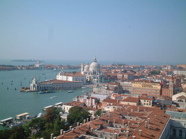 でも、1番不思議だったのが海の潮の匂いがしないの！！<br />日本の海って海の近くに行ったら、匂うやん！？<br />特に奈良出身の俺は、めったに海に行かないから、<br />海の匂いはよく覚えているほうなのよ。<br /><br />でも、ここでは、本当に川か湖かっていうくらい、<br />海の潮の匂いがしなかった！<br />なんでなんですか？？