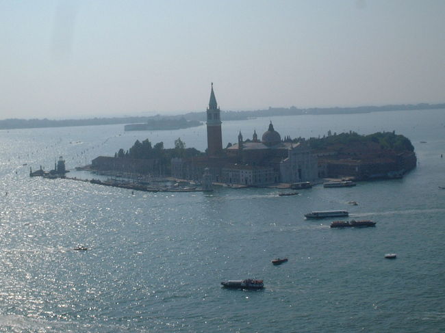 見てのとおり、島が点々としているので、<br />水上バスがたくさん走っています。<br />この街では水上バスが市民の足です。<br /><br />でも、その水上バスのチケットも高いのなんの！<br />最終日にはチケット買わずにただ乗りしましたよ（笑）