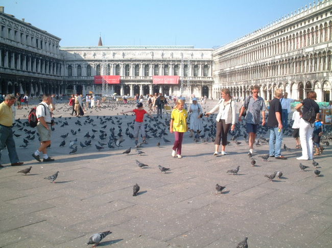 これまた、サンマルコ広場。<br />ねっ！鳩だらけでしょ？