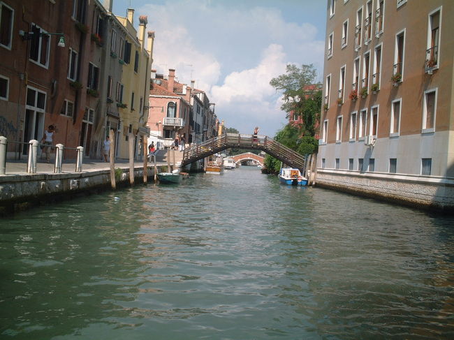 しゃがんで写真撮ったんだけど、右に傾いちゃった･･･<br />こんな小さな路地がたくさーーん、張り巡らされてるの。