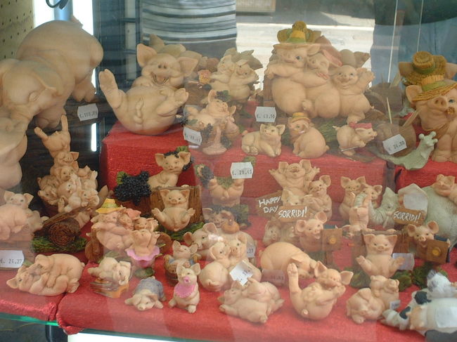 ぶたさん。メニーピッグス。<br />一番左上のデカい豚さんは100.7ユーロもします（笑）<br />当時のレートで変換しても、12,000円以上します。<br />誰が買うねん（笑）