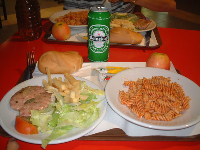 これが、2日目のＹＨでの夕食。<br />パスタと今日は、ポークのソーセージ。<br />半分に開いてソテーしたものだったかな。<br /><br />でも、ハイネケンが高かった。<br />500円くらいしたんちゃうかったかな。<br />でも、どうしても飲みたくて（笑）<br /><br />食事もビアーもうまかったよ。<br /><br /><br />ヴェネツィアでは、外国にもかかわらず大学の知り合いに<br />ばったり2組出くわしました。<br /><br />さすが、外国語大学だな〜と思ったよ。<br />なんだろー。いい街だったね。<br /><br />でも、俺は人がめちゃたくさんいるより、<br />ある程度少なくて、のんびり出来るほうが好きなので、<br />そういう点では、ちょっとイマイチだったかな。<br />でも、楽しかったことに違いなし。<br />Ｖｉｖａ，ヴェニス！