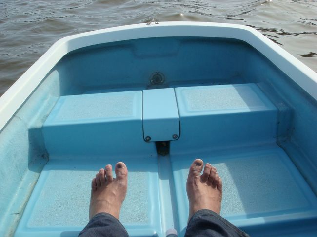 千波湖で手漕ぎボートに。土足禁止で、履物は乗り場で預かりです。