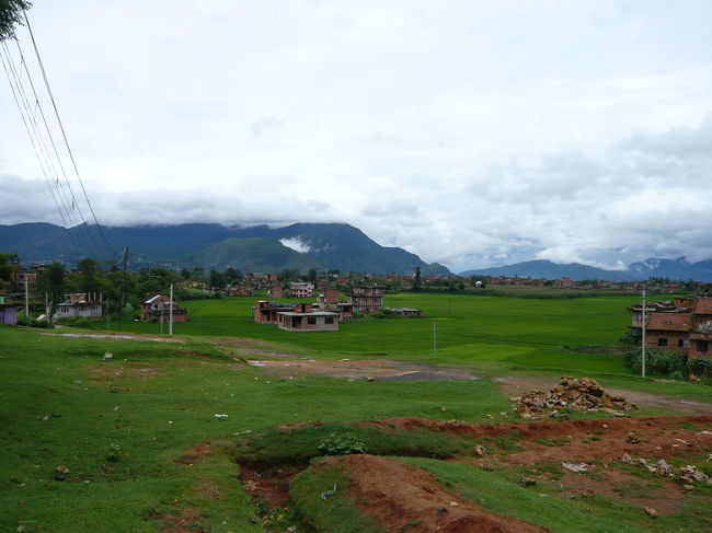 現地のツアー会社に、近場で面白そうなツアーを探しに行き、申し込んだのがこのツアー<br /><br />ネパール人のお宅訪問！！ご飯付き♪<br />ついでに帰りにパタンに寄ってもらうコース<br /><br />そのネパール人のお宅というのは、そこのツアー会社で働く従業員の家でした。。。ちゃっかりしてる！<br />何もないけれど、のどかな街で良い所でした。