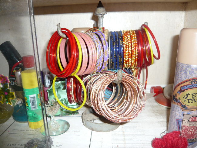 ガイドさんの家でちょっと休憩。<br />ブレスレットが大量です！！<br />プレゼントしてくれました♪