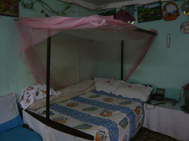 ピンクの蚊帳がカワイイ寝室。<br /><br />実は私もこのピンクの蚊帳を持っています♪<br />うちは蚊が多いので、なかなか重宝してるのですが、ナイロン製で風が通らず、暑い(v_v)<br />ちなみにベトナムで4ドルで購入。
