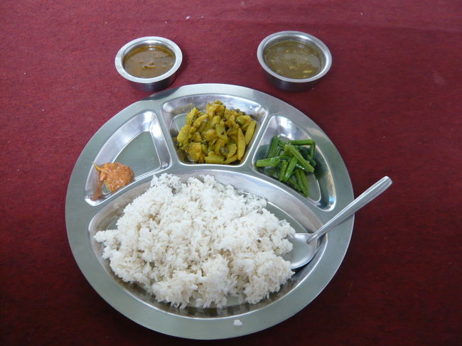 用意してくれたお昼ご飯！！<br />家庭で普段食べるご飯です。<br /><br />・スープ<br />・マメスープ<br />・ご飯<br />・青菜の炒め物<br />・ジャガ芋などの炒め物