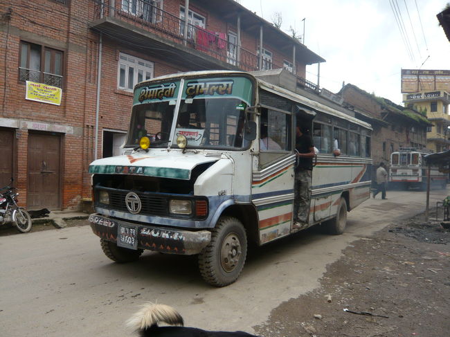 このバスに乗って、パタンへ...<br />