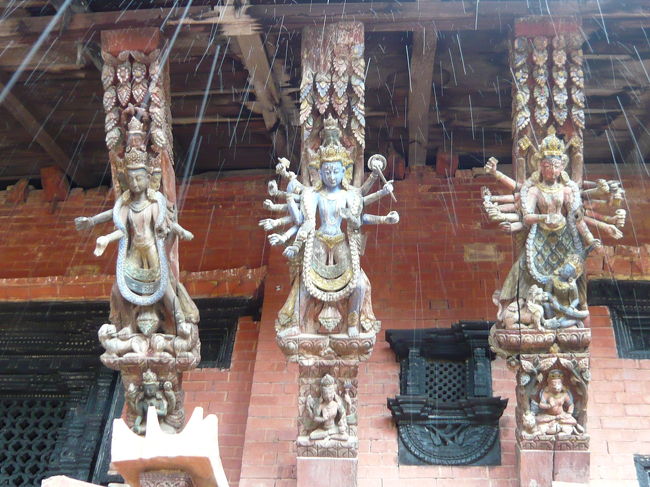 ムル・チョークにある　木彫装飾<br />雨でちゃんと見れなかったのが残念。