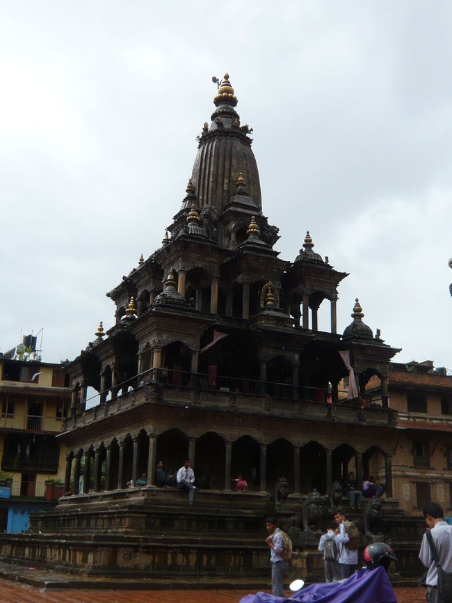 ●クリシュナ寺院<br />石造りの寺院。２階にクリシュナ、３階にシヴァ、４階にブッダが祀られているらしい。<br /><br />仏教とヒンドゥー教が混じっているところがよくわからない・・・・・
