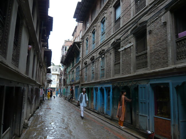 路地に入るとこんな静かな雰囲気になります。