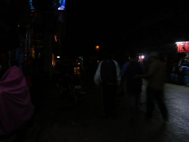 夜のタメル地区<br />１９時くらいになると　よく停電します。<br />街は真っ暗。。。。ホテルに帰っても真っ暗でろうそくの灯りでしばらく過ごしました。